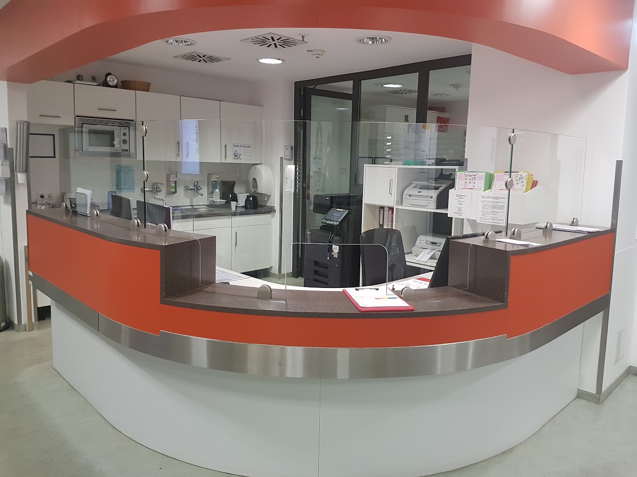 Ein typischer Empfangs-Tresen auf einer Krankenhaus-Station