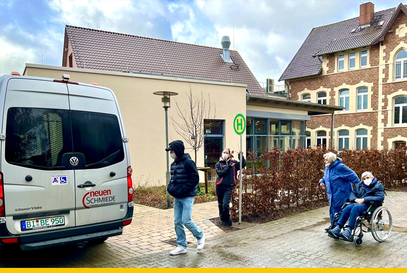 Das Schmiede Taxi - ein Sprinter - steht zur Abfahrt bereit