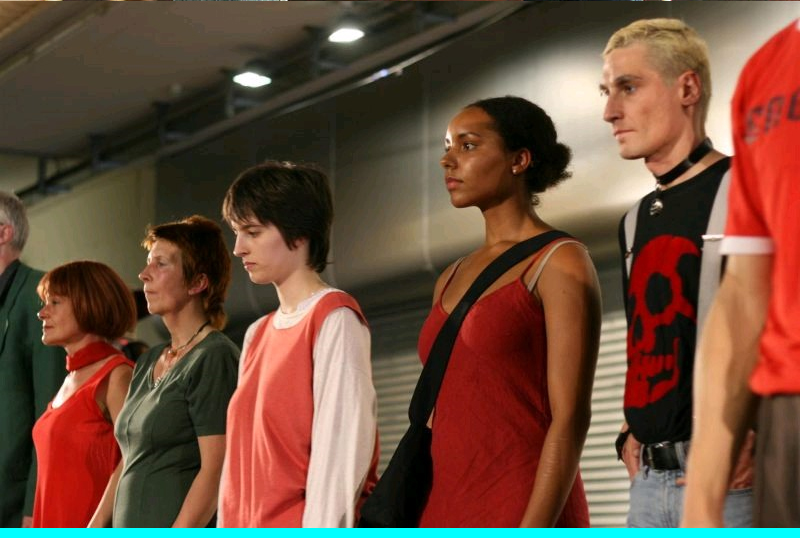 Mehr Infos Eine Reihe Schauspieler:innen auf der Bühne der Theaterwerkstatt Bethel