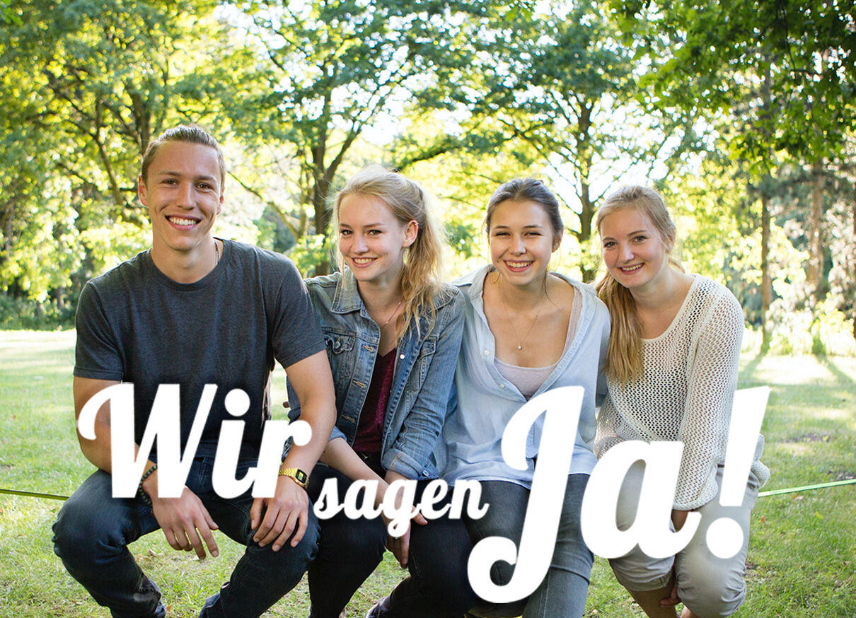 Vier junge Leute sitzen auf einer Slackline - die Headline heit: Wir sagen Ja!